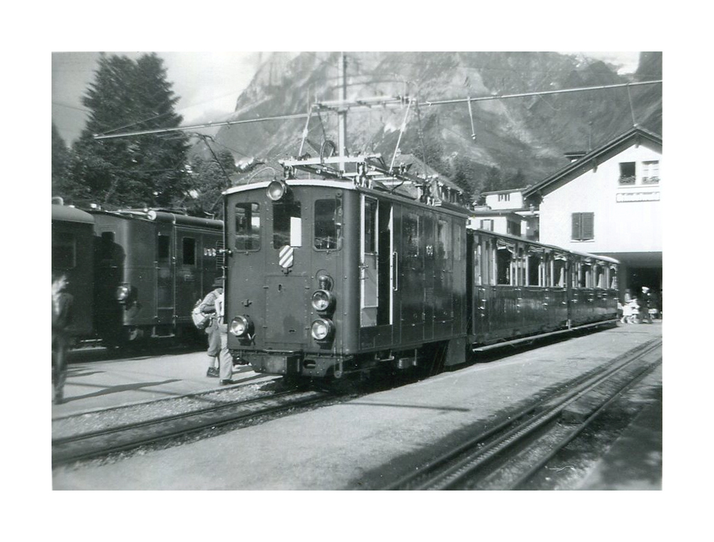 Lok 60 hat eine zusätzliche Petrollampe aufgesteckt. Die Wagen sind für den Sommer eingerichtet, die Verglasung im Türbereich ist durch Vorhänge ersetzt. Grindelwald, im Sommer 1960.  
