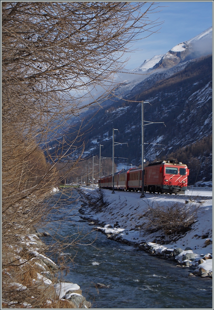 MGB HGe 4/4 II mit einem Regionalzug Richtung Zermatt kurz vor Täsch.
28. Jan 2015