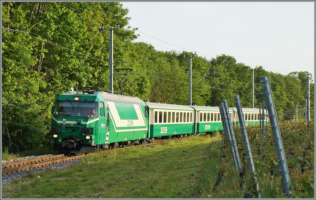 Mit der Ablieferung der neuen Stadler Triebzüge für die BAM dürfte wohl auch bald der letzte mit Lok und Komposition geführte Zug auf der BAM der Vergangenheit angehören. Hier zeigt sich die GE 4/4 22 mit dem Zug 105 bei Chigny am 12. Mai 2015