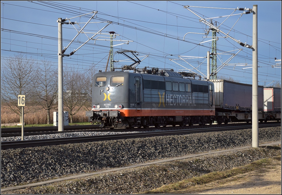 Mit dem Güterzug fädelt Hectorrail 151 133-6 alias 162.005  Herzog  bei Binzen in die Altstrecke der badischen Hauptbahn ein. In Kürze wird der Zug Basel erreichen. Dezember 2017.