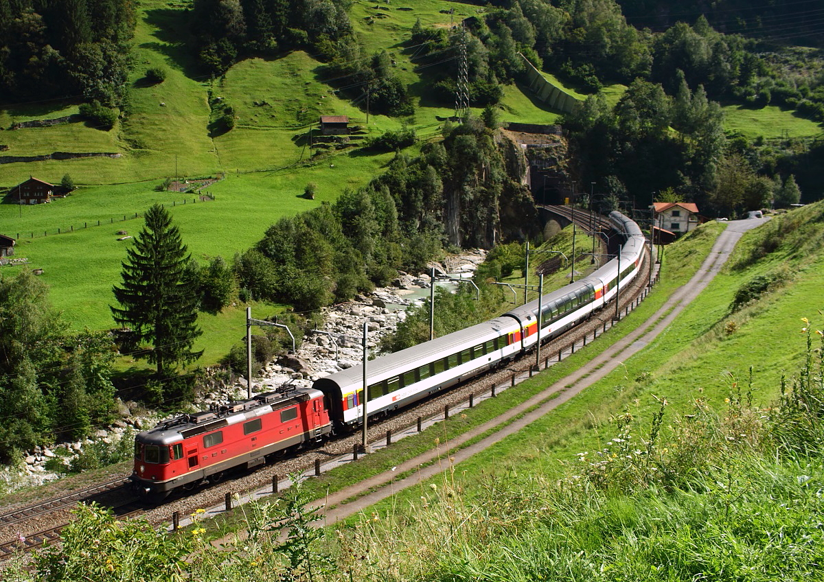 MIt dem IR 2426 von Locarno nach Zürich Hbf. durchfährt eine Re 4/4 II am 12.09.2016 die Wattinger Kurve