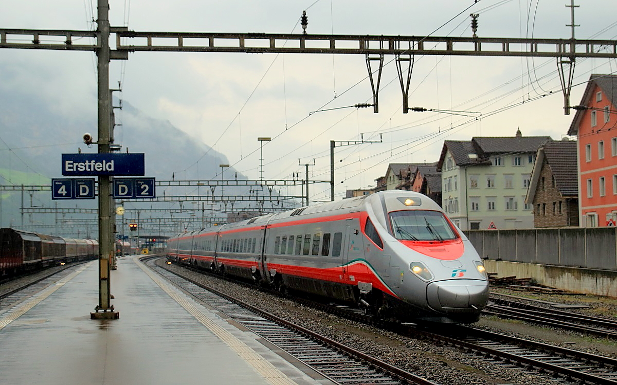 Mit einem EC von Zürich Hbf. nach Milano Centrale durchfährt ein ETR 610 der FS am 16.09.2016 den Bahnhof Erstfeld. Nach der vollständigen Inbetriebnahme des Gotthard-Basistunnels wird es hier erehblich ruhiger zugehen.
