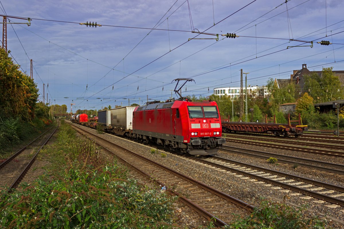 Mit einem kurzen gemischten Gterzug rollt 185 007 am 27.10.22 durch Dsseldorf-Rath.