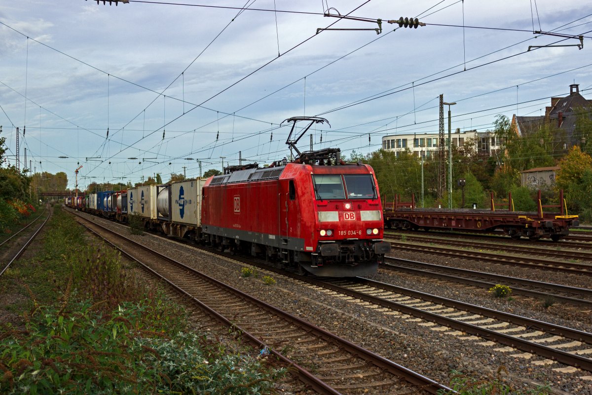 Mit einem Zug des Kombinierten Verkehrs ist die etwas verblasste 185 034 am 27.10.22 in Dsseldorf-Rath unterwegs.