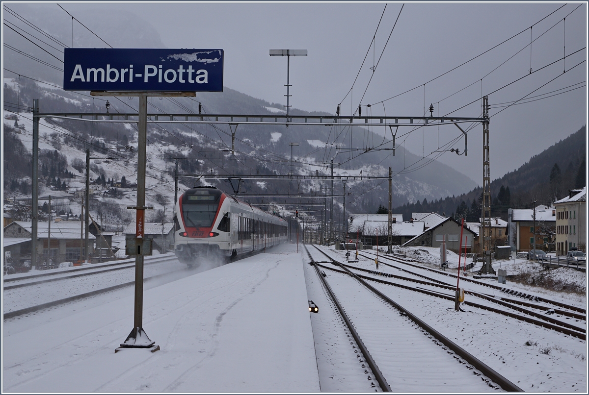 Mit der Eröffnung des Gotthard Basistunnels kommt Ambri Piotta in den Genuss, stündlich je Richtung über hier haltende Züge zu verfügen. 
Das Bild zeigt den ausfahrenden Tilo Flirt RABe 524 103 als RE 4321 nach Lugano. 
5. Jan. 2017 