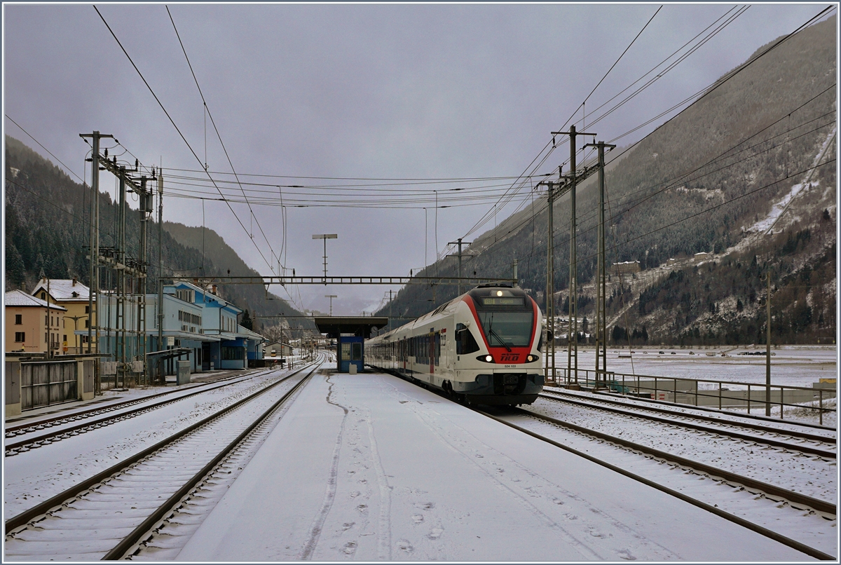 Mit der Eröffnung des Gotthard Basistunnels kommt Ambri Piotta in den Genuss, stündlich je Richtung über hier haltende Züge zu verfügen. Das Bild zeigt den haltenden Tilo Flirt RABe 524 103 als RE 4321 nach Lugano. 5. Jan. 2017