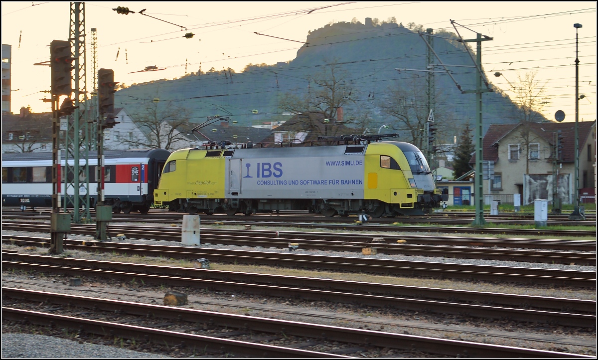 Mit IC 283 erreicht 182 596-7 den Bahnhof Singen. April 2015.