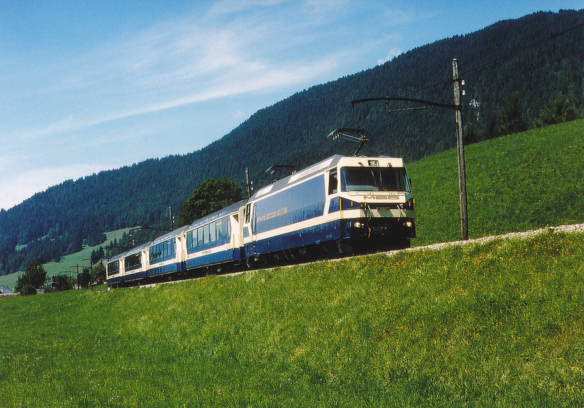 MOB: Panoramic Express auf der Fahrt nach Zweisimmen-Lenk mit einer Ge 4/4 8001-8004 (1995) im Oktober 1995.
Foto: Walter Ruetsch  