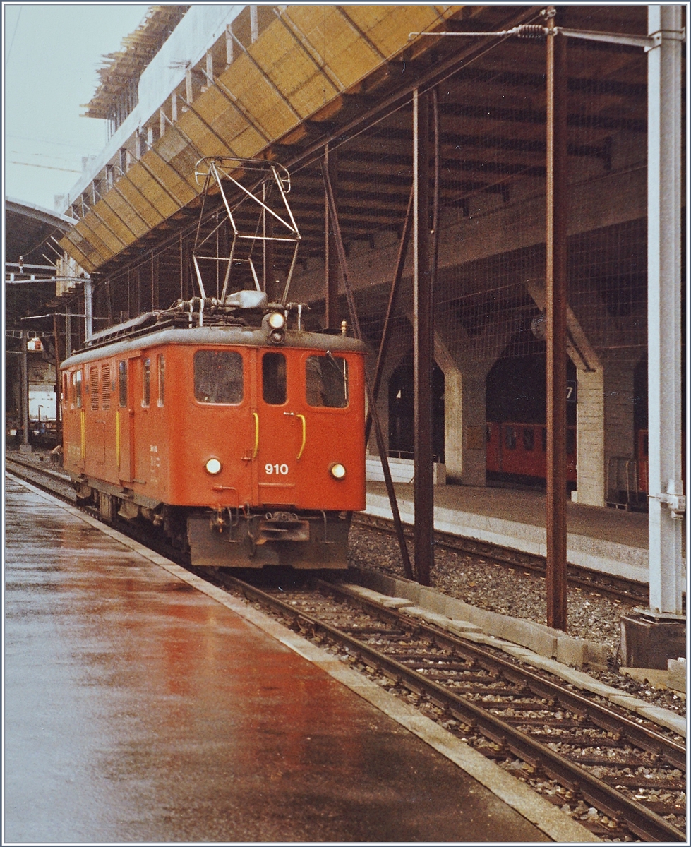 Nach der Ausfahrt ihres Zuges in Luzern, wechselt der SBB Deh 4/6 910 das Gleis um den nächsten Zug Richtung Interlaken bespannen zu können. 

Analog Bild vom Sommer 1987