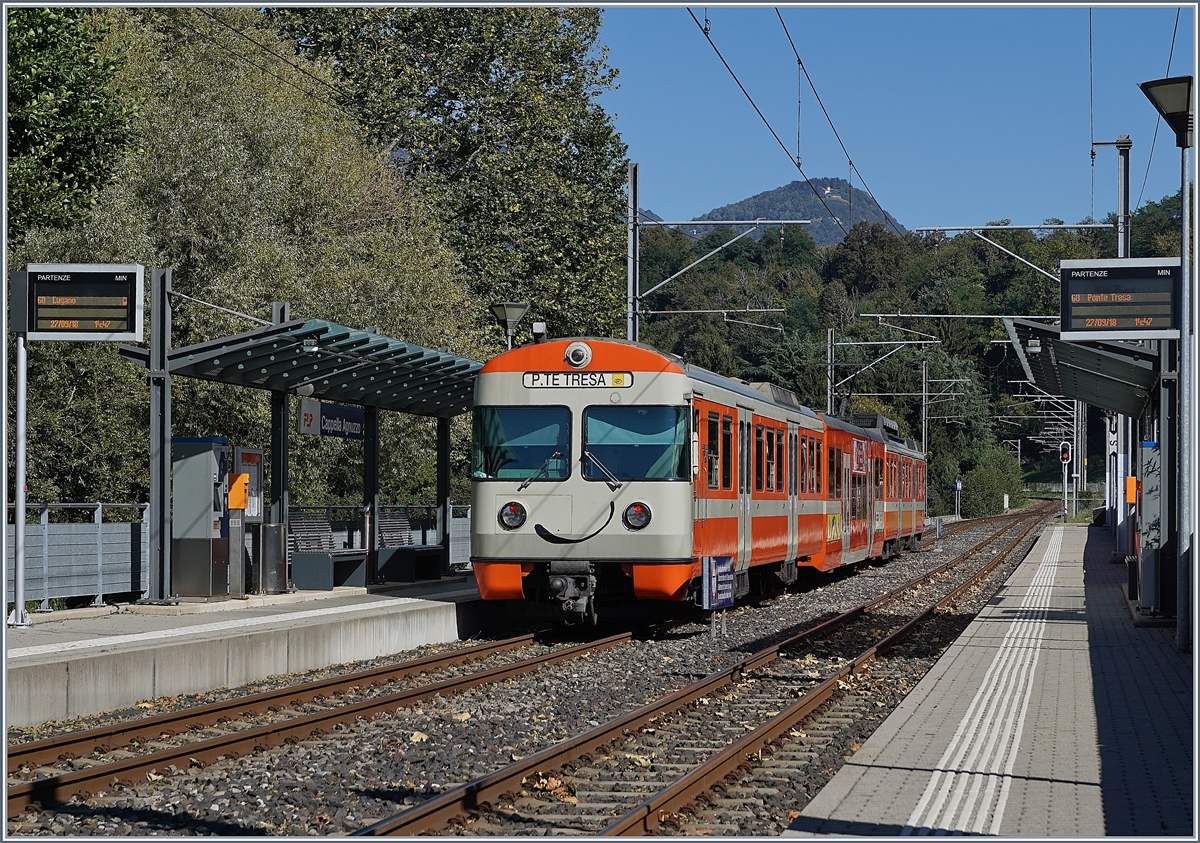 Nachdem der Gegenzug nach Ponte Tresa den Bahnhof Cappella Agnuzzo verlassen hat, macht sich auch der Be 4/12 nach Lugano auf den Weg.

27. Sept. 2018