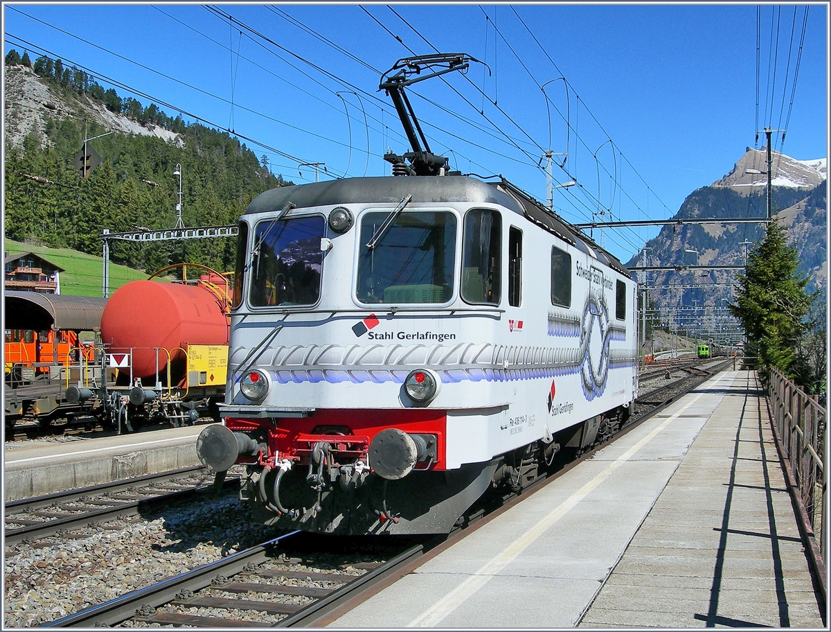 Nachdem die Re 482 002-3 mitz ihrem Güterzug Richtung Rüden weiger gefahren ist, macht sich die Re 436 114-3 auf den Weg Richtnung Spiez.
22. April 2007