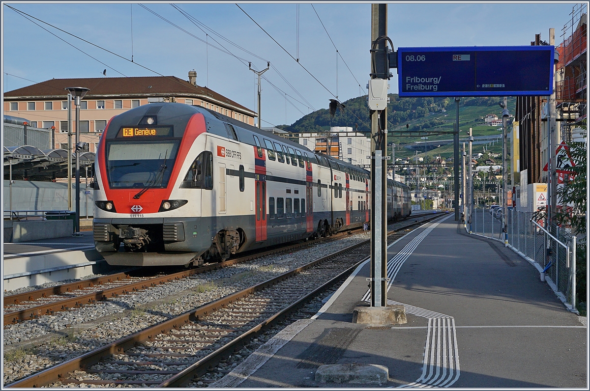 Nachdem in Vevey auf Gleis 5 vier Wochen lange keine Zuganzeiger zur Verfügung standen, kommend die Reisenden nun für die letzten drei Wochen des Sommerfahrplans in den Genuss eines moderne Zugsabfahrtsanzeigers. Auf dem Gegengleis erreicht der RABe 511 115 als Regio-Express Shuttle 30108 von Fribourg nach Genève den Bahnhof von Vevey. 11. August 2018