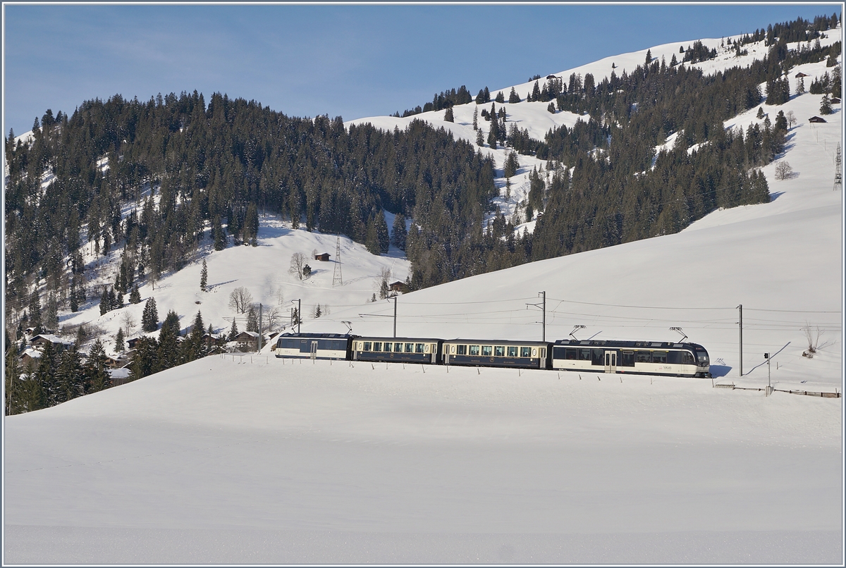 Nachdem dieser Zug jahrelang  GoldenPass Classic  hiess, wurde er in der Fahrplanperiode 2017/18 in  MOB Belle Epoque  umbenannt, um jetzt gültigen Fahrplan als  GoldenPass MOB Belle Epoque  zu verkehren. 

Das Bild zeigt den RE 2217 auf der Fahrt von Zweisimmen nach Montreux kurz nach Schönried.

6. Feb. 2019