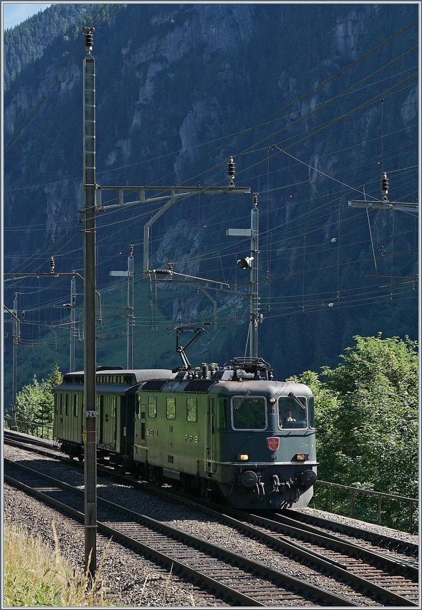 Neben dem ETCS Vorspanndienst und dem Vorspann durch den Gotthardtunnel für den SRF  Schweiz aktuell am Gothard  Dampfzug oblag der grünen SBBB Re 4/4 II 11161 auch die Aufgabe, den Postwagen für den Dampfzug von Erstfeld nach Göschenen zu bringen.
Hier erreicht das Gespannt die ersten Weichen bei Göschenen.
28. Juli 2016
