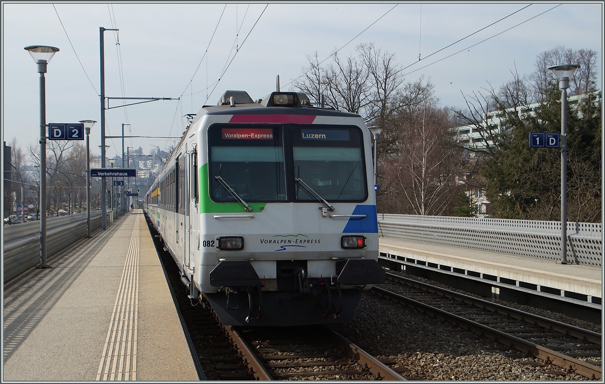 Neben den SOB Re 446 und 456 werden zur Führung des VAE (Voralpenexpress) auch RBDe 561 eingesetzt, hier bei der Abfahrt in Luzern Verksheshaus.
17. März 2015