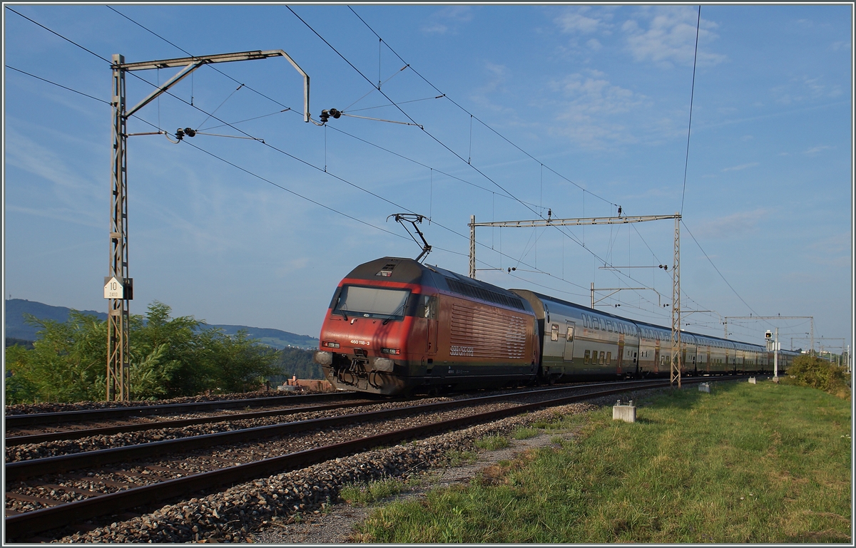 Noch bis vor Kurzem standen bei Neyruz an der Strecke Bern Lausanne die letzten alten Fahrleitungsmaste. Die Re 460 113-3 schiebt einen IC Richtung Lausanne.
6. Aug. 2015