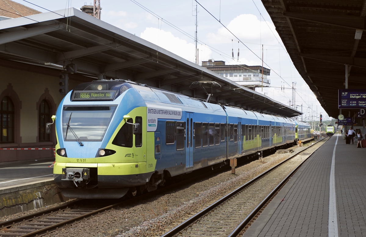 Noch in den Farben der Westfalenbahn, die die RB 66 von Osnabrück nach Münster bis Dezember 2017 betrieb, steht der von der Eurobahn als neuem Betreiber übernommene ET 9.01 (Baureihe 0429) am 18.06.2018 im Hauptbahnhof Osnabrück