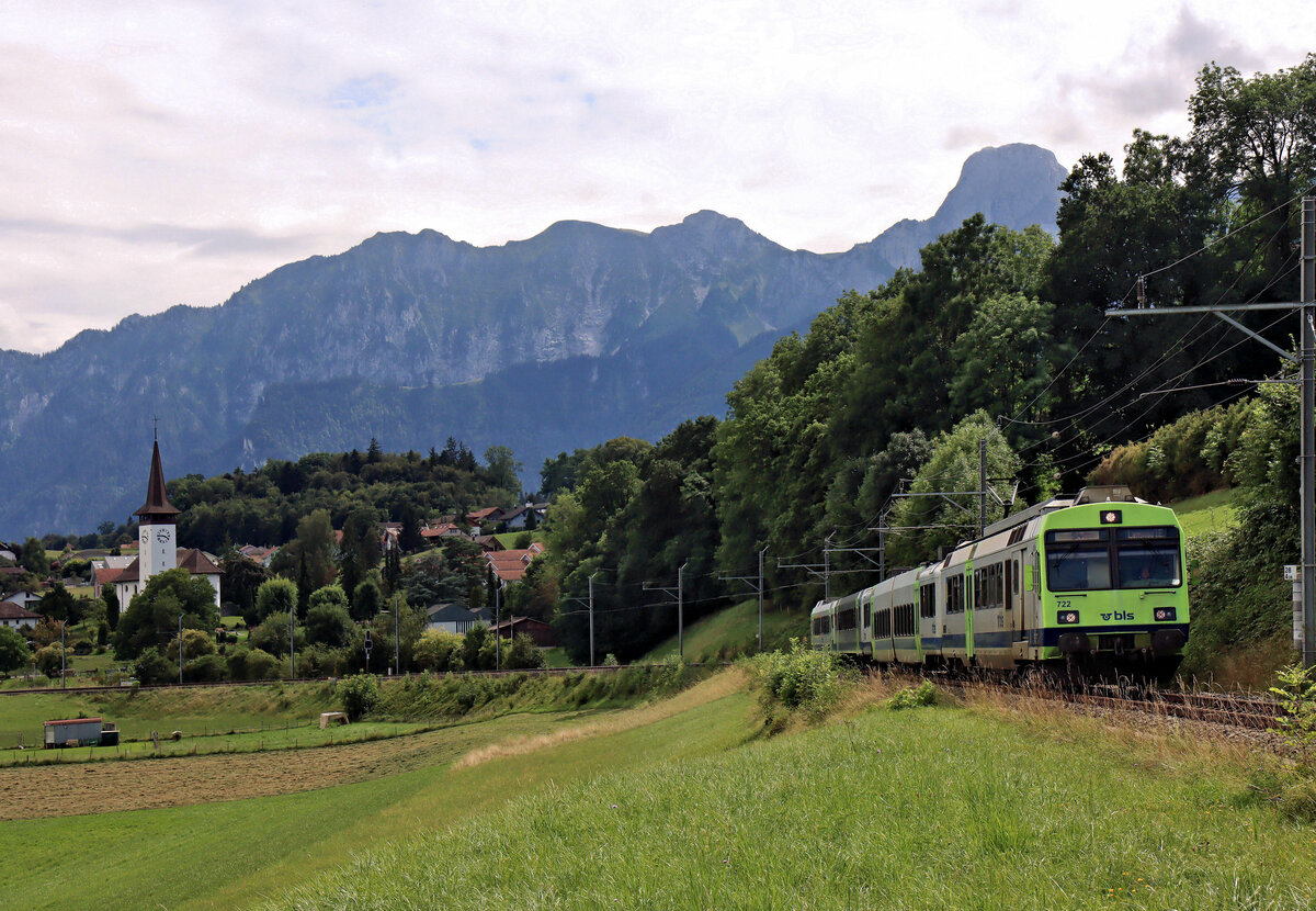 NPZ-Zug mit Triebwagen 722 im Aufstieg von Uetendorf Richtung Seftigen, auf der Gürbetalstrecke. 8.August 2023 