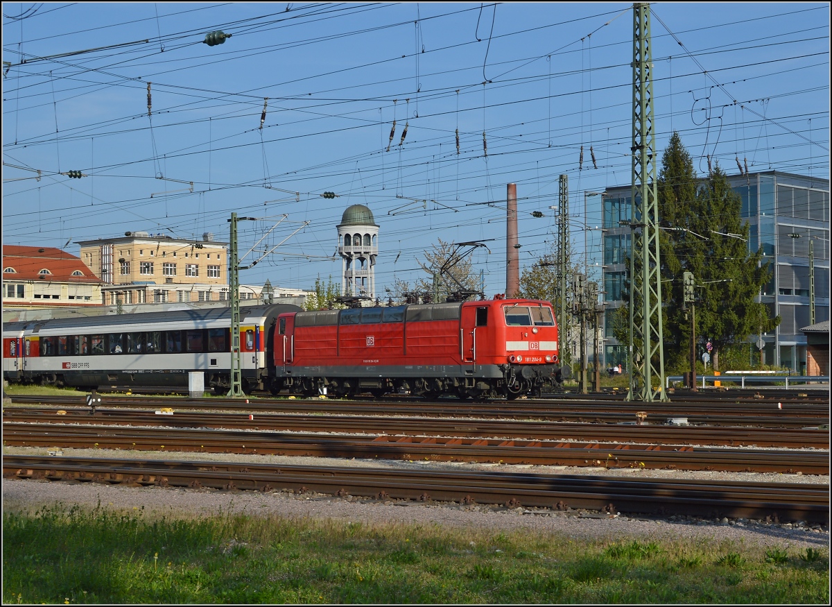 Nur Ende der 110er-Herrlichkeit, die Baureihe 181 bleibt noch ein wenig der Gäubahn erhalten. Hier 181 204-9 mit IC 182 Zürich-Stuttgart. Singen, April 2014.