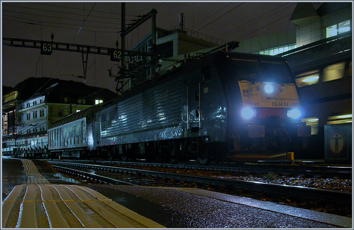 Ob es sinnvoll ist, in dunkler Nacht eine schwarze Lok zu fotografieren? Die SBB Cargo International E 189 983 welche eine der Stammloks des Novelis Zuges ersetzt, schien es mir zumindest einen Versuch wert. Der Zug auf der langen Fahrt von Göttingen Sierre wartet in Lausanne auf die Weiterfahrt ins Wallis.
6. Dez. 2018