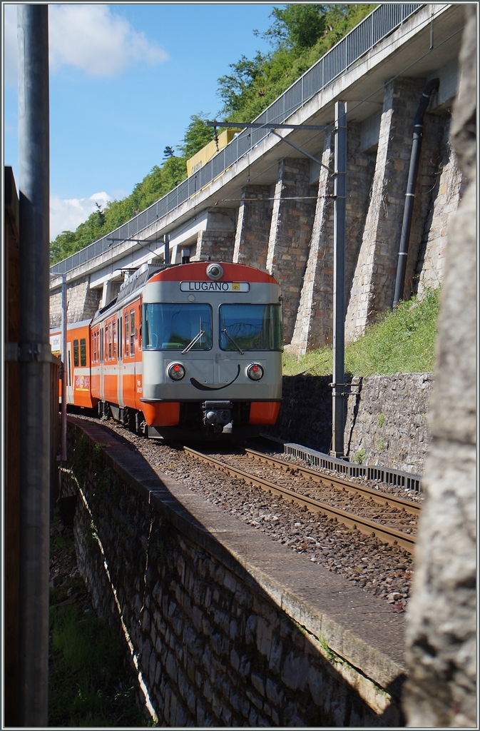 Obwohl kurz nach Agno die FLP Züge Richtung Ponte Tresa am Lago di Lugano entlangfahren  und eine schöne Aussicht auf den See bieten hat der Fotograf dabei das Nachsehen, die Abgrenzung des Uferwegs die Sicht auf die Bahn verhindert.
30. April 2015
