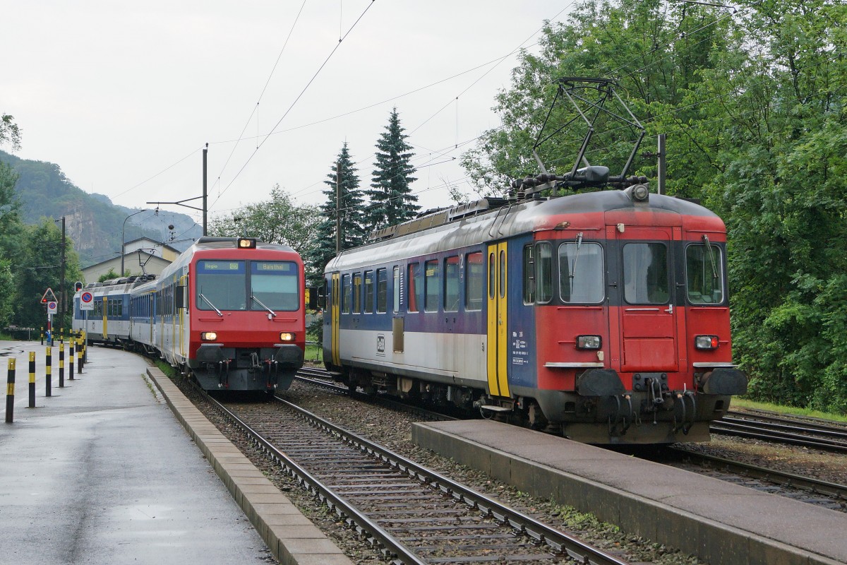 OeBB: Nicht alltgliche Zugskreuzung in der Klus bei Balsthal am 16. Juni 2015 mit dem RBDe 4/4 206 und dem Regionalzug mit dem RBDe 207, beide Fahrzeuge ehemals SBB.
Foto: Walter Ruetsch 