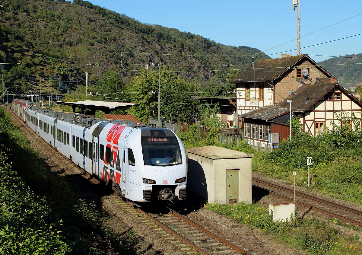 Ohne Halt durchfahren der DB 429 101 und ein KISS der CFL-Reihe 2300 am 02.10.2015 den Bahnhof Kattenes an der Mosel