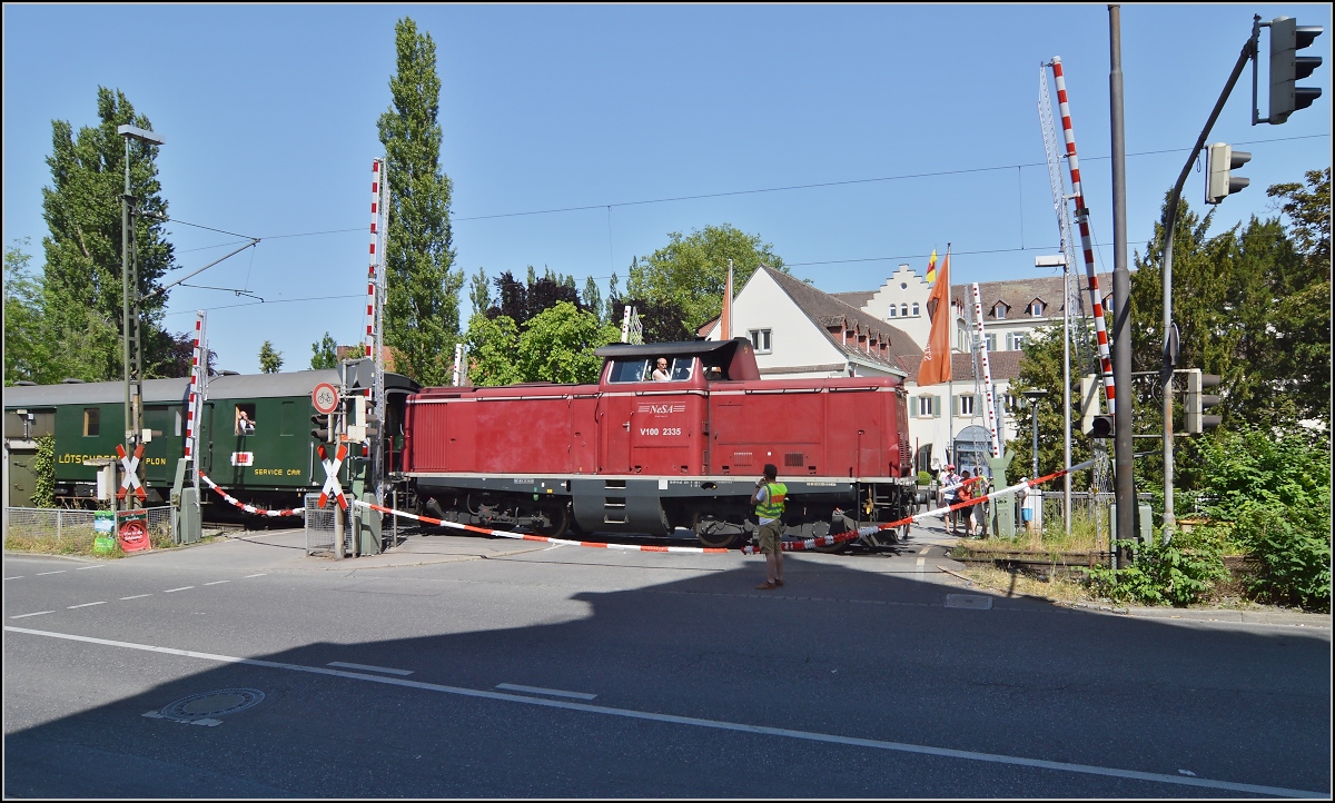 Oldistunden im Grenzbahnhof. 

Hier trifft V100 2335 der NESA mit ihrem Sonderzug Augsburg-Basel auf die letzte Hürde vor der Grenze. BÜ-Störung beim Inselhotel in Konstanz. Juni 2014.