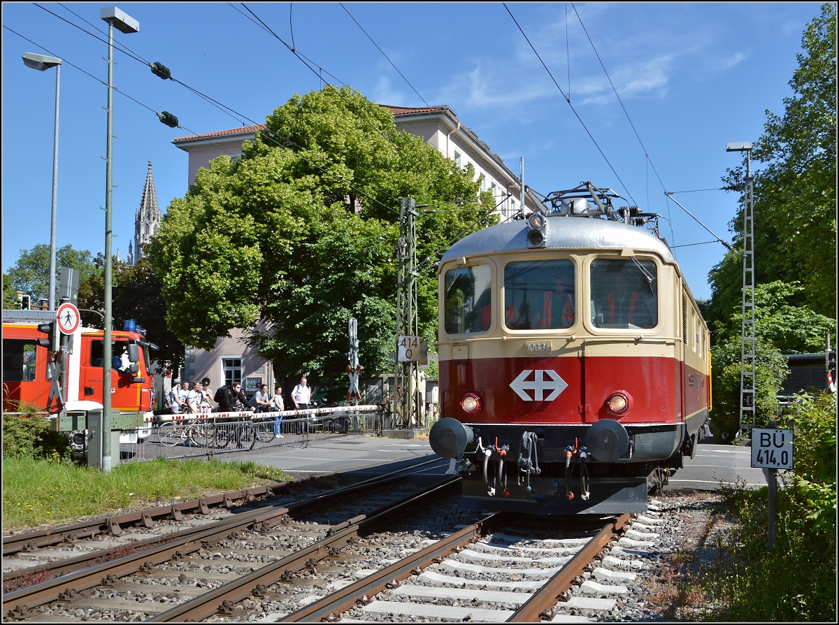 Oldistunden im Grenzbahnhof. 

Re 4/4 I 10034 hat ihre Schuldigkeit getan und verschwindet Richtung Schweiz. Juni 2014.