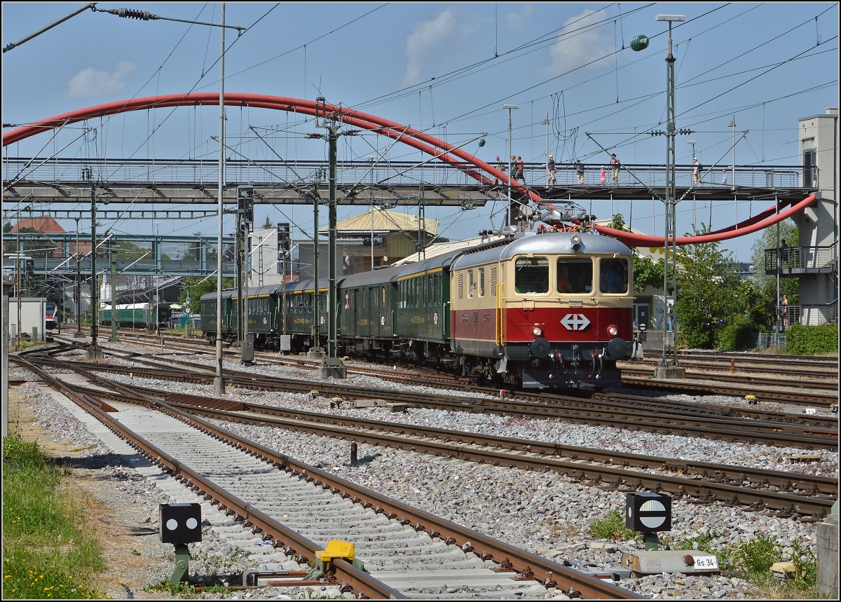 Oldistunden im Grenzbahnhof. 

Re 4/4 I 10034 bringt den Sonderzug Augsburg-Basel zurück in heimische Gefielde, noch ist der Zug unter der Bodenseewelle. Juni 2014.