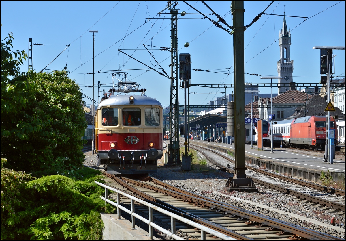 Oldistunden im Grenzbahnhof.

Re 4/4 I 10034 darf im Gegensatz zu den Schwestern der Centralbahn nicht nach Deutschland, daher wird in Konstanz abgekoppelt. Juni 2014.
