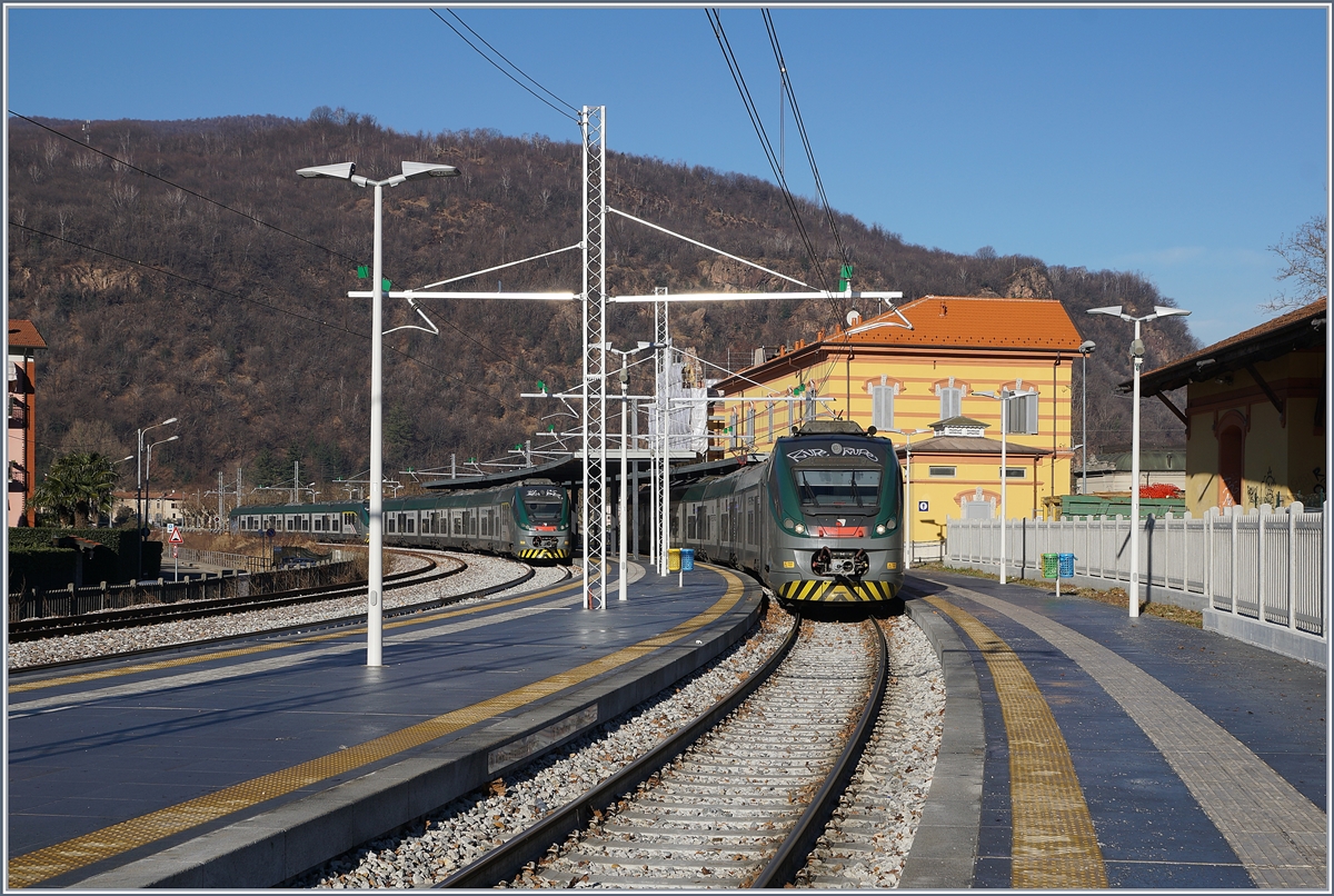 Porto Ceresio, und die Strecke dorthin wurden mit dem Bau bez. Anpassung Bahn von Mendrisio nach Varsse FMV) auch gleich vollständig restauriert und zeigt sich nun von ihrer schönsten Seite. Im Bahnhof stehen ETR 425 Triebzüge, bereit zur Fahrt nach Milano oder bei ihrer Wochenendruhe. Was das Bild nicht zeigt, ist dass Porto Ceresio auch direkt an den Schweizer öV angeschlossen ist: vor dem Bahnhof fährt fast stündlich ein Post-Bus nach Capolago und auf dem See kommen Schiffe von Lugano nach Ponte Tresa vorbei.
5. Jan. 2019
