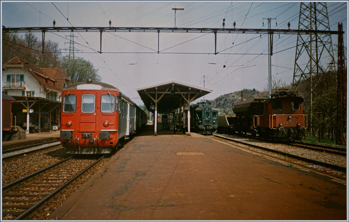Puidoux-Chexbres im Sommer 1993 mit Zügen von und nach Payern und nach Vevey.
