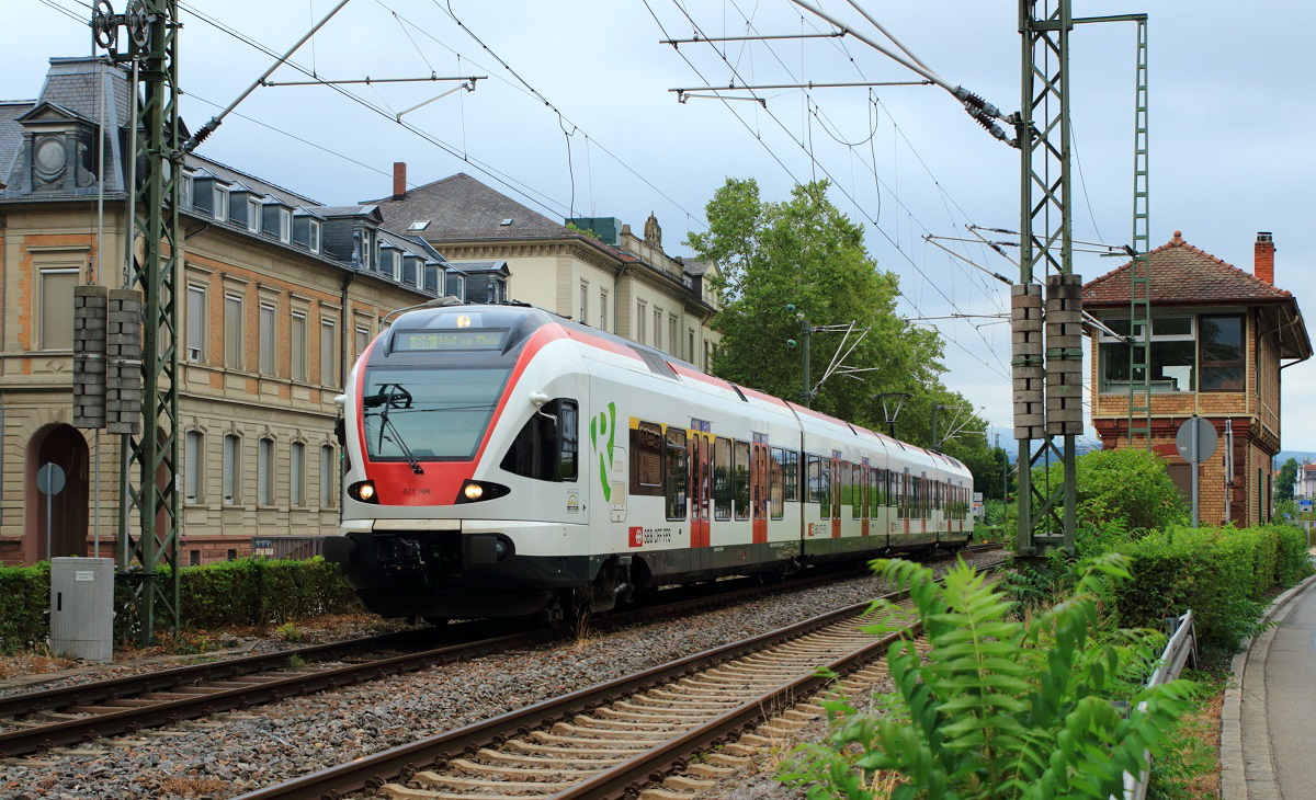 RABe 521 006 der Regio S-Bahn Basel fährt am 09.08.2015 aus Lörrach Hbf. als S 5 nach Weil am Rhein aus