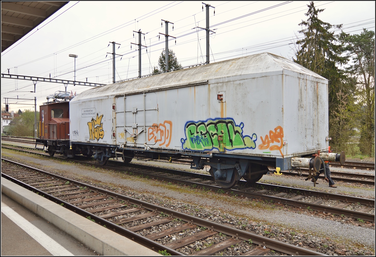 Rangierarbeiten von Tem I (Goofy) mit Kühlwagen, der an den Swisstrainzug angehängt werden soll. Dieser Wagen wurde bereits durch das Reisebüro Mittelthurgau als Transportwagen für den Orientexpress genutzt. Sulgen, April 2014.