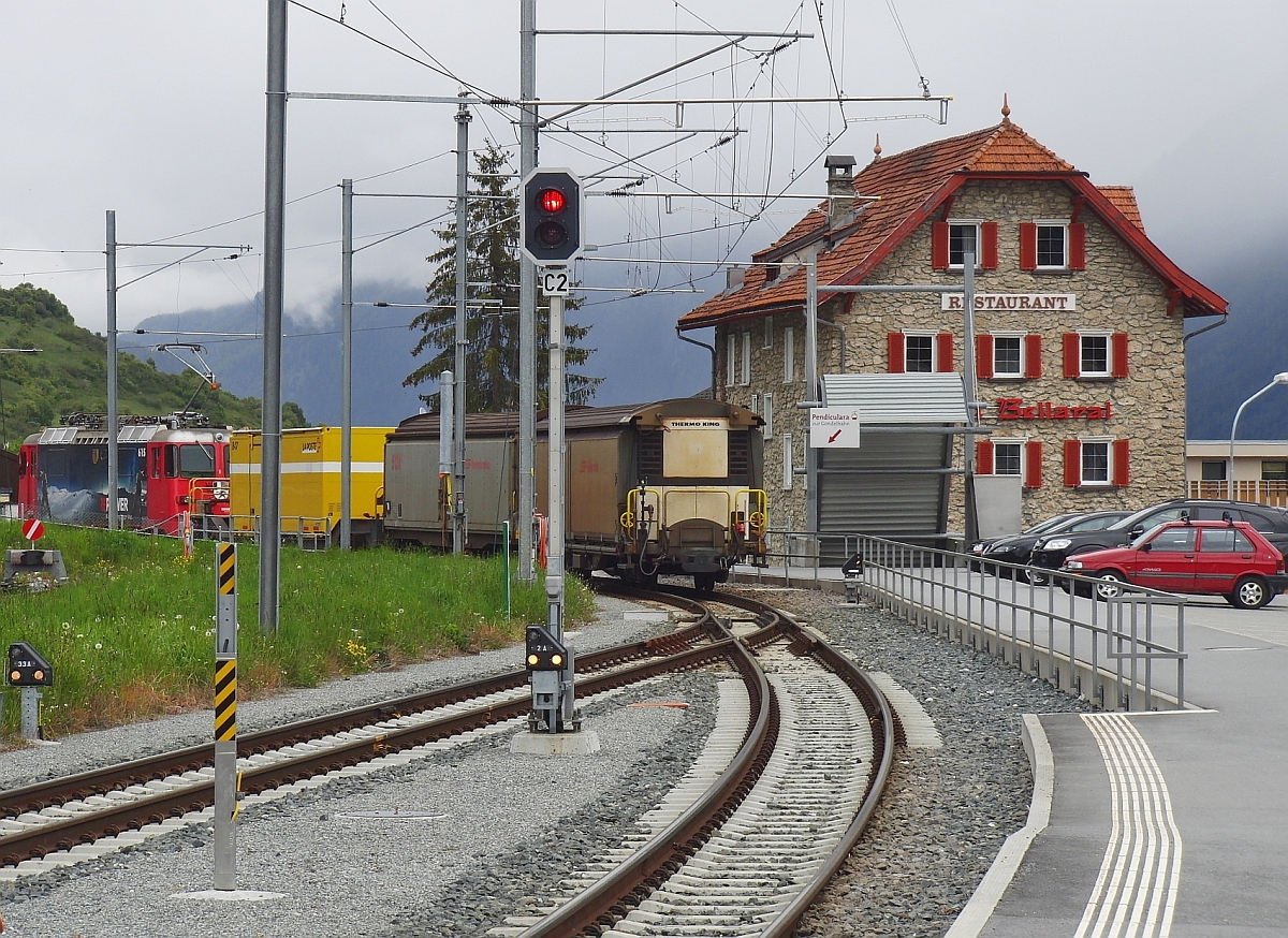 Rangierfahrt von Ge 4/4 II 615 'Klosters' im Endbahnhof Scuol-Tarasp - die zuvor vom zweiten Gleis gezogenen Güterwagen werden auf das erste Gleis an die Wagen des RegioExpress geschoben (30.05.2013).