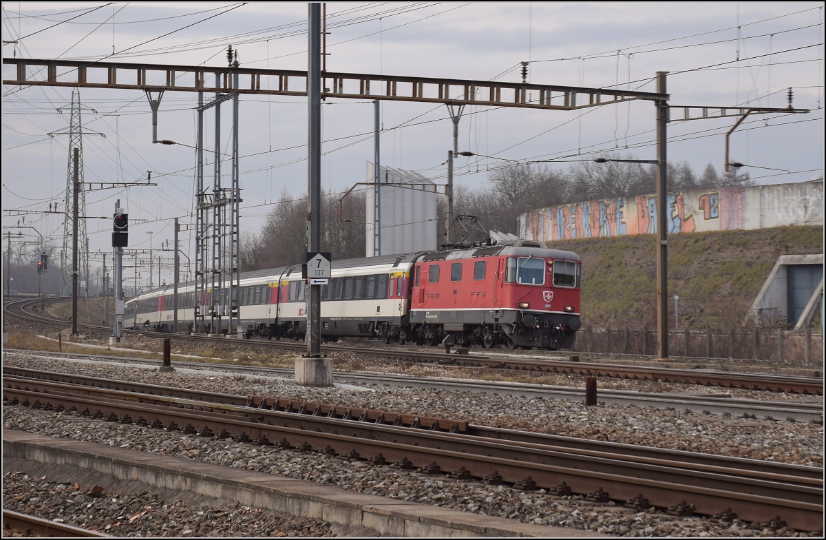 Re 4/4 11149 alias 420 149 in Pratteln. Februar 2017.