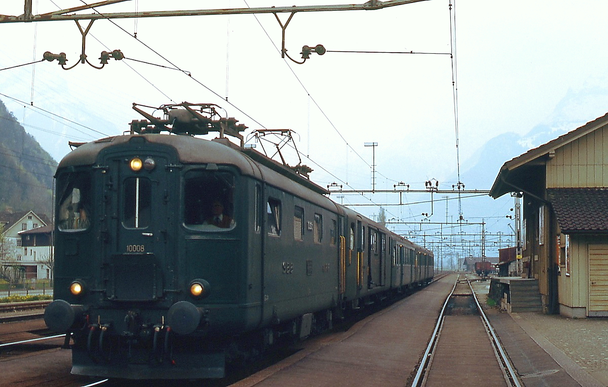 Re 4/4 I 10008 fährt im Juli 1983 im Bahnhof Altdorf ein