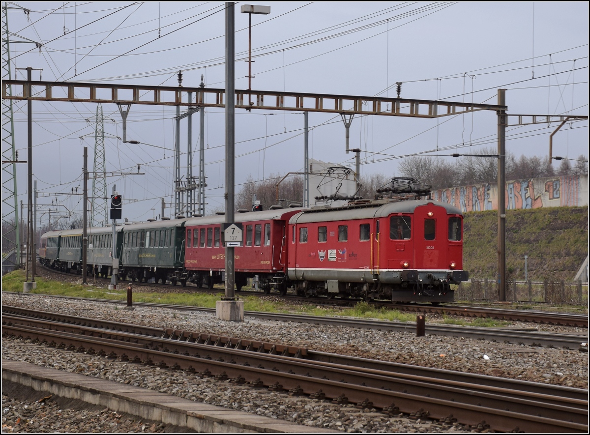 Re 4/4 I 10009 kam in Pratteln überraschend um die Ecke. Dezember 2017.