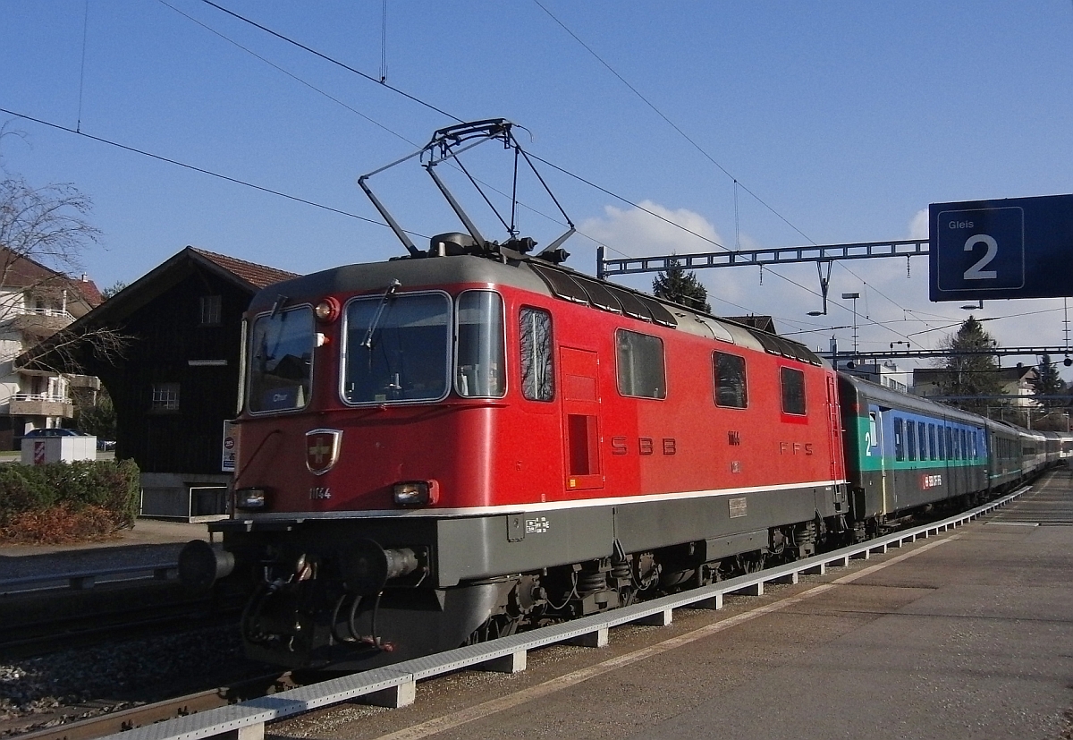 Re 4/4 II 11144 mit dem RHEINTAL-EXPRESS RE 3825 von St. Gallen nach Chur durchfhrt am 09.03.2012 die Station Mrschwil.