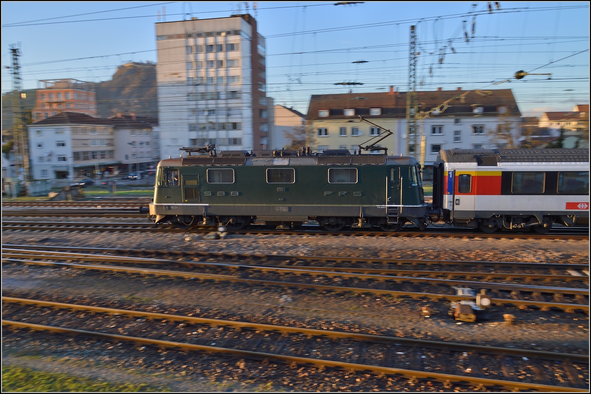 Re 4/4 II 11161 bei der Abfahrt mit IC 187 nach Zürich. November 2013.