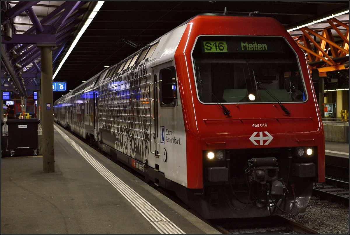 Re 450 016 führt einen aussergewöhnlich dekorierten S-Bahn-Zug an. Winterthur, Oktober 2014.