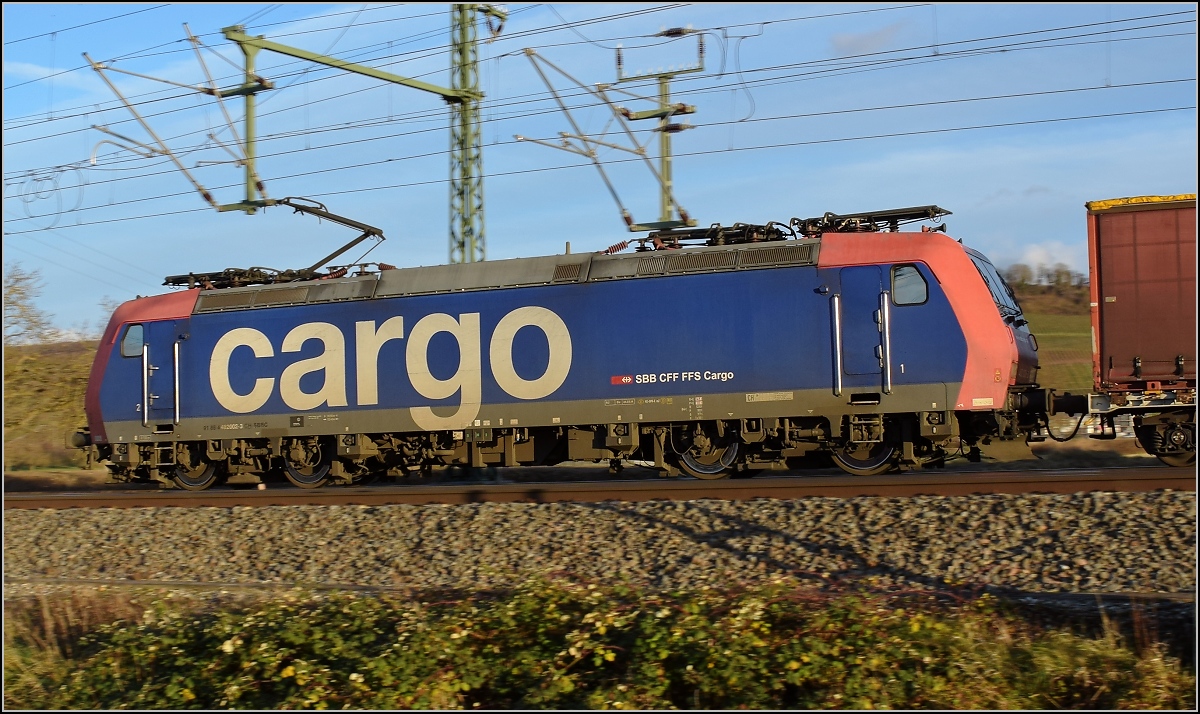 Re 482 002 mit einem Containerzug bei Schliengen. Dezember 2017.