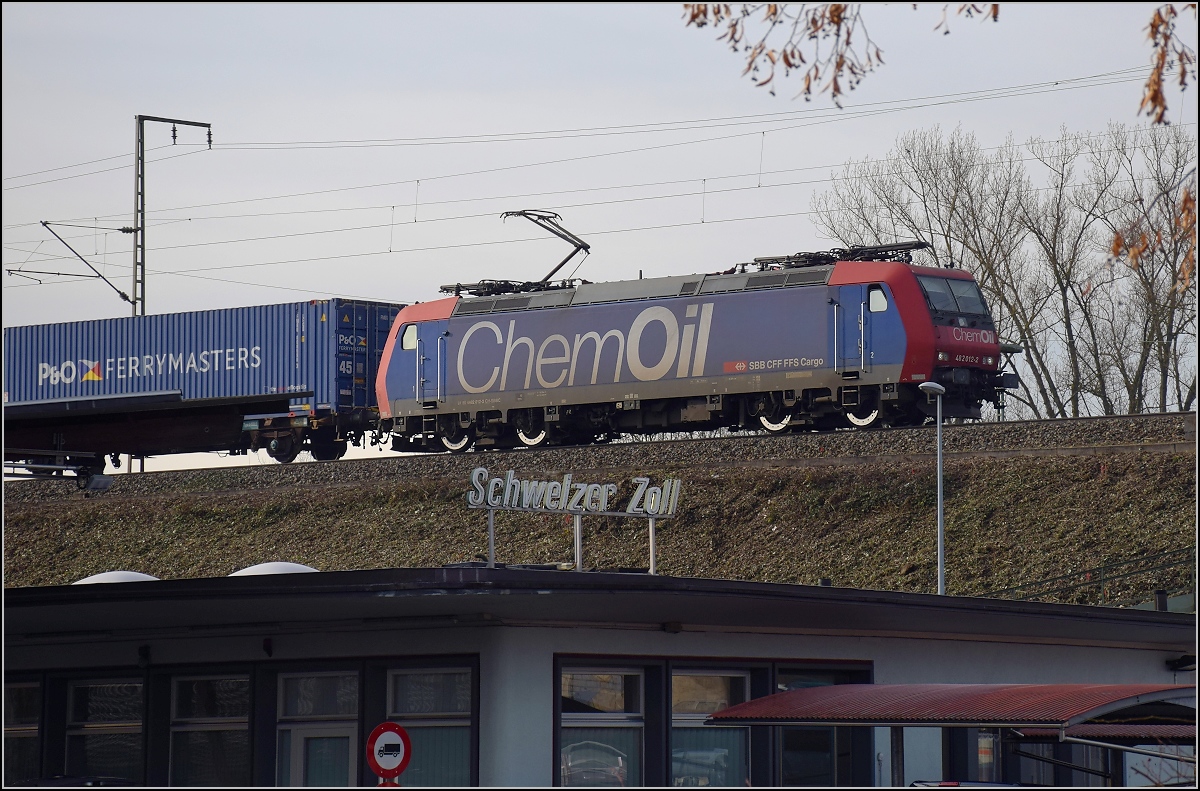Re 482 012-2 beim Grenzübertritt. Basel, Dezember 2017.