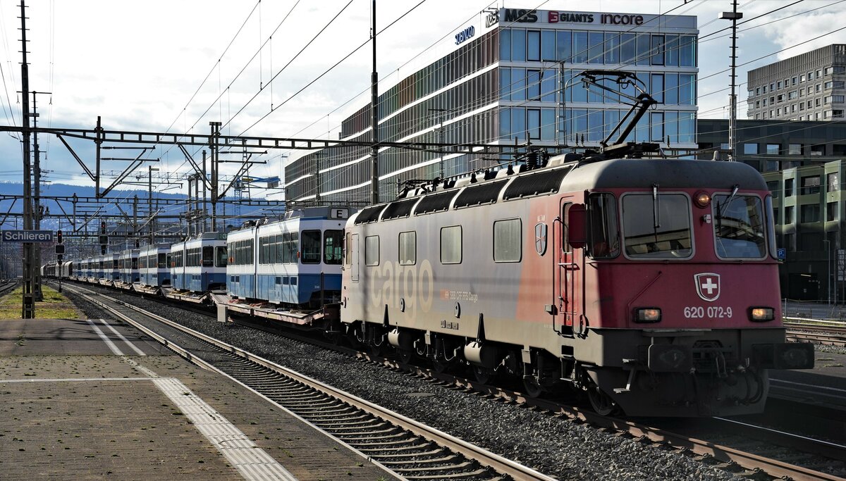 Re 620 072-9  Balerna , Tram 2000 (VBZ)
VON ZÜRICH NACH WINNYZJA.
Ab dem Jahr 2022 erhält die Stadt Winnyzja in der Ukraine in einem ersten Schritt 35 Tram 2000 der Verkehrsbetrieb Zürich (VBZ). Um dies zu ermöglichen, haben die Schweiz und die Stadt Winnyzja am 23. Dezember 2020 ein Abkommen für die zweite Phase des seit dem Jahr 2006 laufenden Strassenbahnprojekts unterzeichnet.
Mit dem von der Re 620 072-9 „Balerna“ geführten planmässigen  Güterzug 60281 RBL – BU gingen am 20. März 2023 acht ehemalige VBZ Tram 2000 auf ihre grosse Reise. Verewigt wurden sie anlässlich der Bahnhofsdurchfahrt Schlieren.
Foto: Walter Ruetsch
