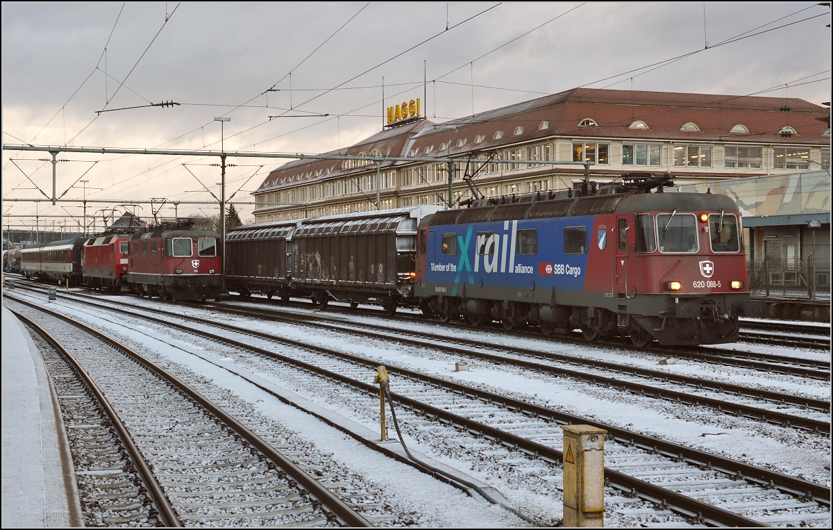 Re 620 088-5 Linthal wartet in Singen auf die Abfahrt in die Schweiz. Januar 2015.