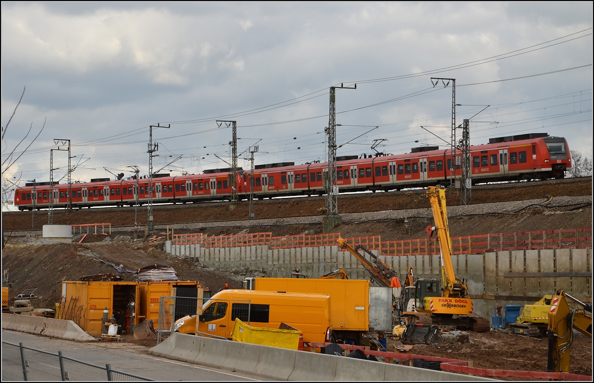 RE der Gäubahn im Bereich der S21-Baustelle. Einzelne Züge mit 425 erreichen Singen und sogar Schaffhausen, werden aber meist zur Überführung von 426 auf den Relationen Singen-Schaffhausen und Schaffhausen-Erzingen genutzt. Stuttgart, Februar 2016.