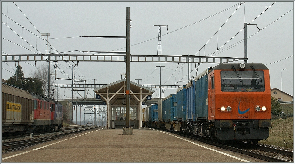 Relativ kurz zeit nur stand der  Gterzugsteuerwagen  720 902-6 (mit der schiebendnen Re 4/4 11320  Interregiocargo ) im Einsatz. Hier bei der Durchfahrt in Chavornay, wird der Zug in krze sein Ziel Daillens erreichen. 
