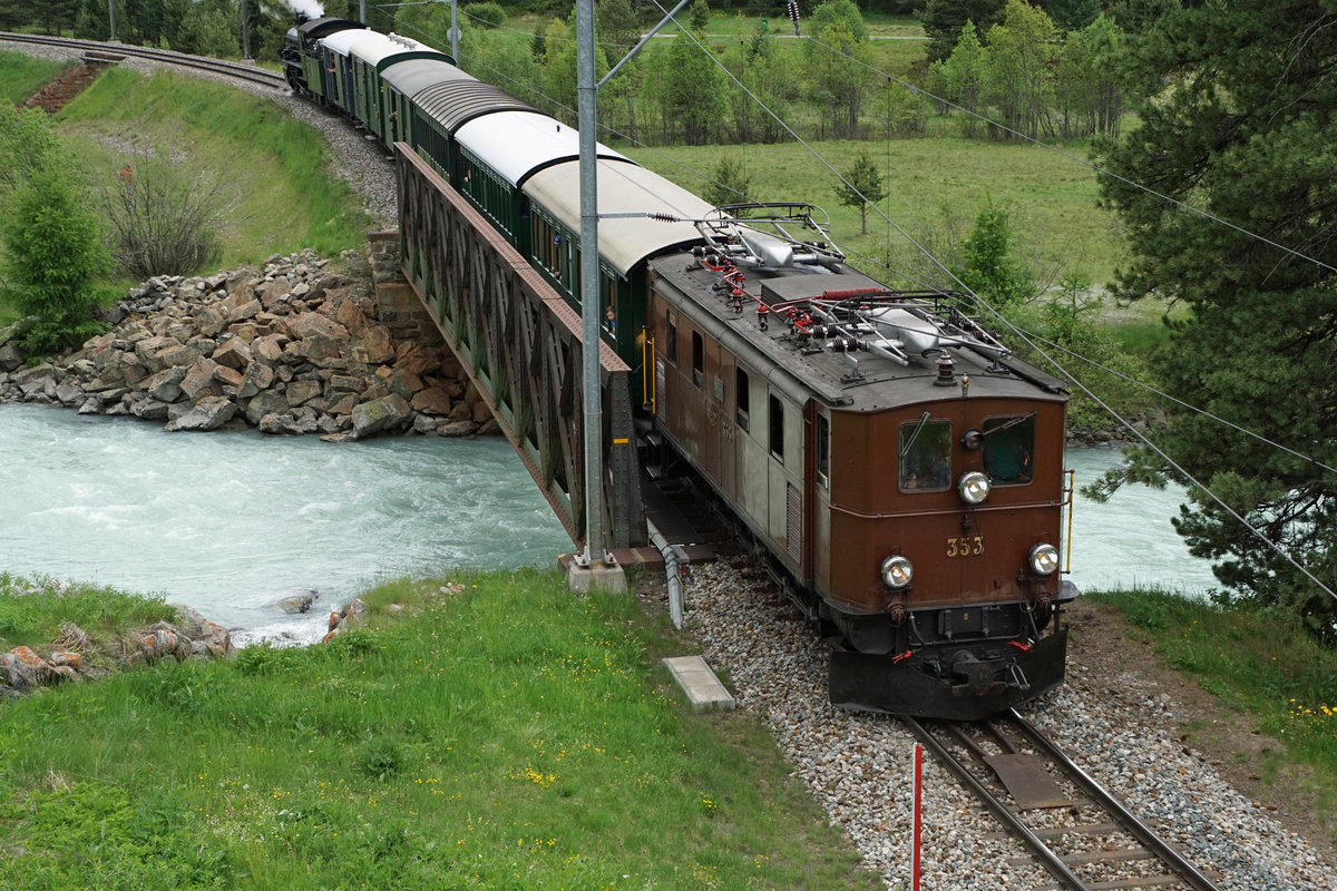Rhätische Bahn
Bahnvestival Samedan und Pontresina vom 9./10. Juni 2018.
Güterzug mit Personenbeförderung mit Ge 4/6 353 auf der Fahrt nach Samedan am 9. Juni 2018.
Foto: Walter Ruetsch