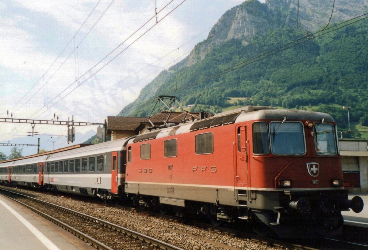 SBB 11127 treft mit ein EC aus Wien am 18 Juni 2001 in Sargans ein.